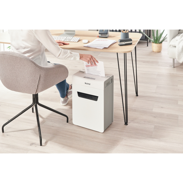LEITZ IQ 10X Protect Premium Aktenvernichter mit Partikelschnitt P-4, 4 x 40 mm, bis 10 Blatt, weiß